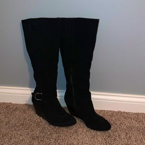 Black wedged suede boots